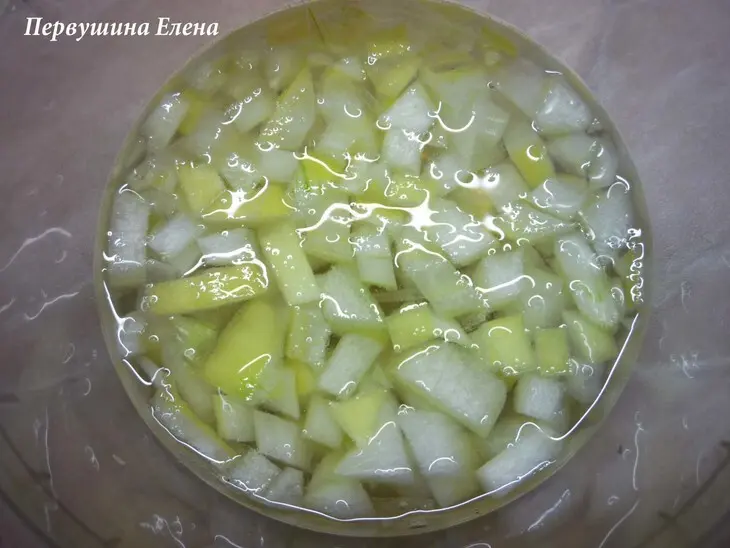 Салат "сезон хамсы" с оливками: шаг 2
