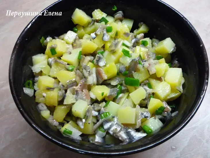 Салат "сезон хамсы" с оливками: шаг 8