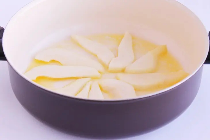 Теплый салат с грушами и гренками: шаг 1