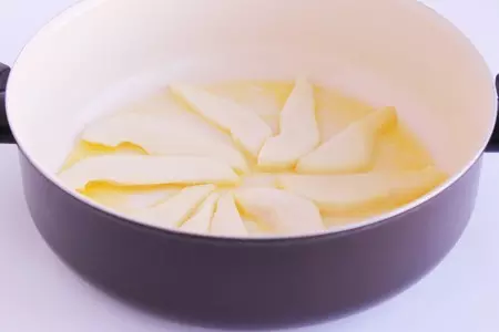 Теплый салат с грушами и гренками: шаг 1