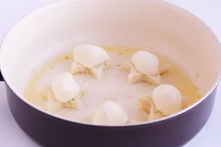 Теплый салат с грушами и гренками: шаг 2