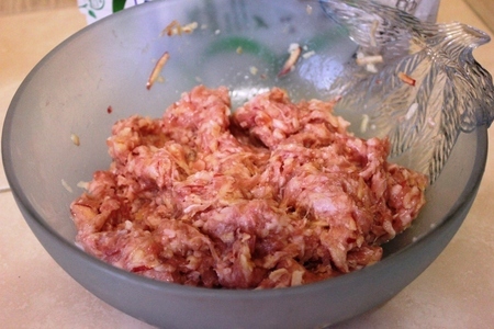 Яблочно-куриные котлеты в беконе с гарниром из риса за 15 минут: шаг 3