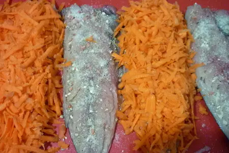 Рулетики из паровой скумбрии с омлетом, шпинатом и морковью: шаг 2