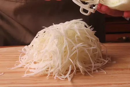 Салат со свежими овощами и языком: шаг 2