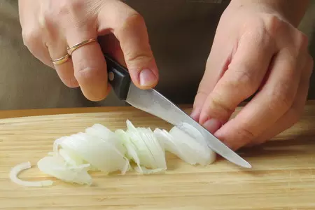 Салат со свежими овощами и языком: шаг 3