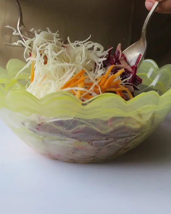 Салат со свежими овощами и языком: шаг 7