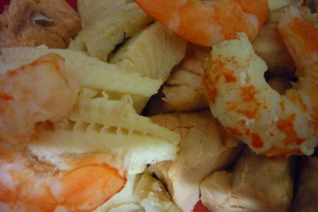 Заливное из красной и белой рыбы, креветок и винограда, с острым соусом: шаг 2