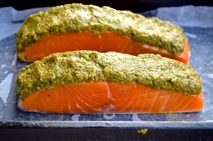 Лосось с хрустящей корочкой из песто и сыра: шаг 10