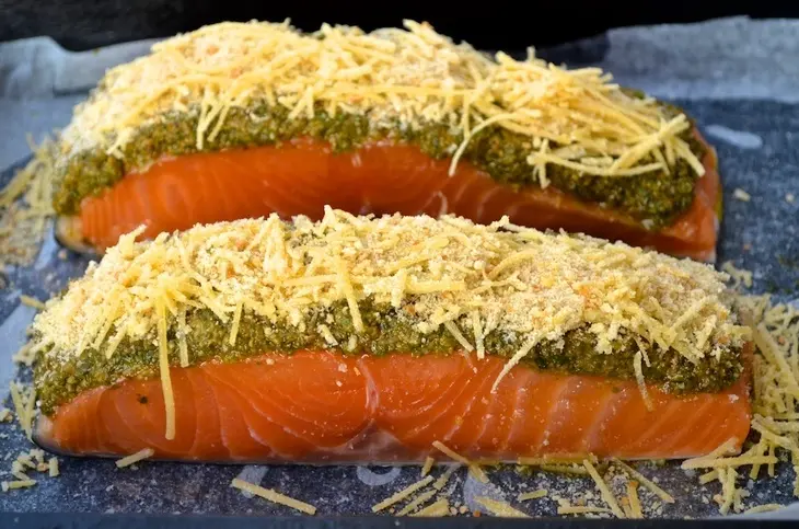 Лосось с хрустящей корочкой из песто и сыра: шаг 11