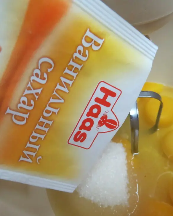 Шоколадный торт с ананасами и заварным кремом: шаг 1