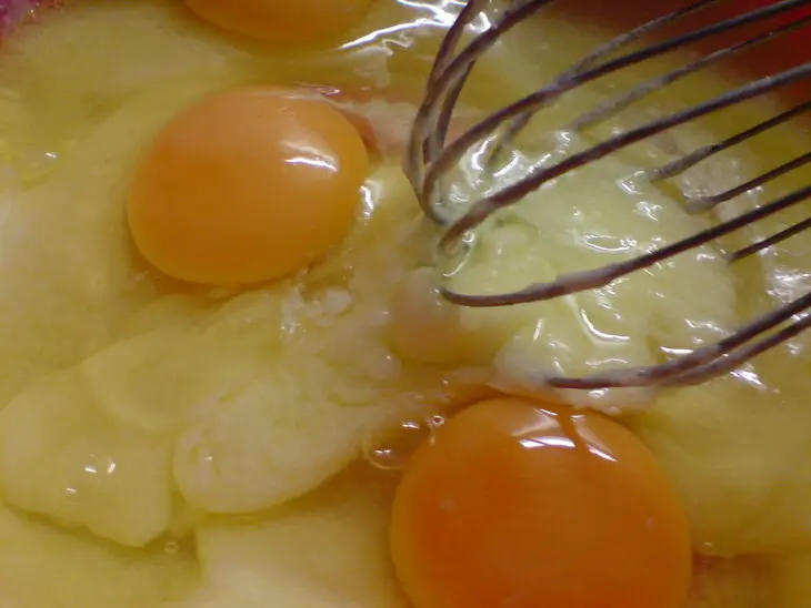 Яблочный пирог с финиками,орехами  и корицей: шаг 3