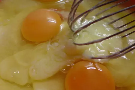 Яблочный пирог с финиками,орехами  и корицей: шаг 3