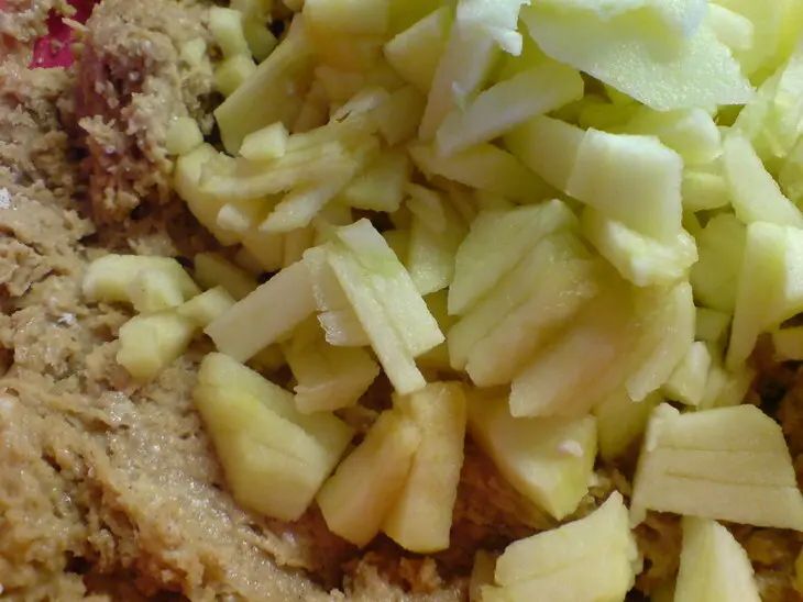 Яблочный пирог с финиками,орехами  и корицей: шаг 4