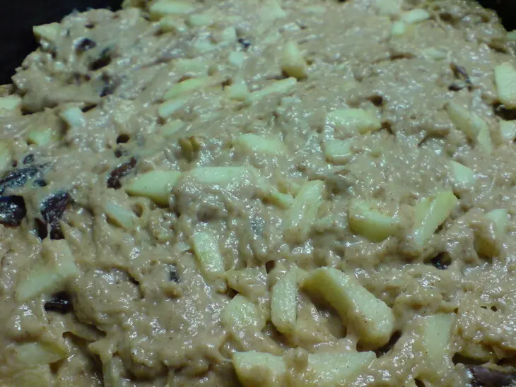 Яблочный пирог с финиками,орехами  и корицей: шаг 6