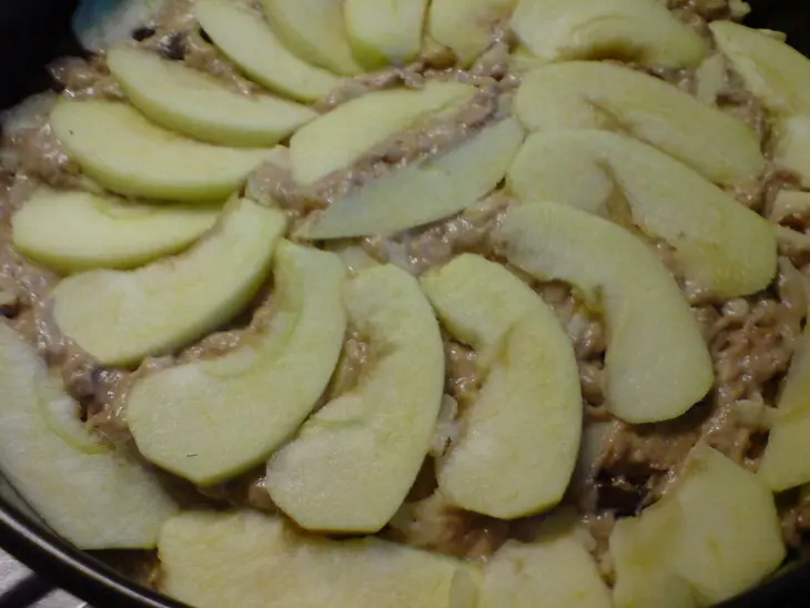 Яблочный пирог с финиками,орехами  и корицей: шаг 7