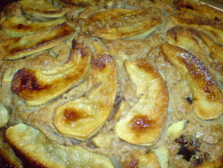 Яблочный пирог с финиками,орехами  и корицей: шаг 8