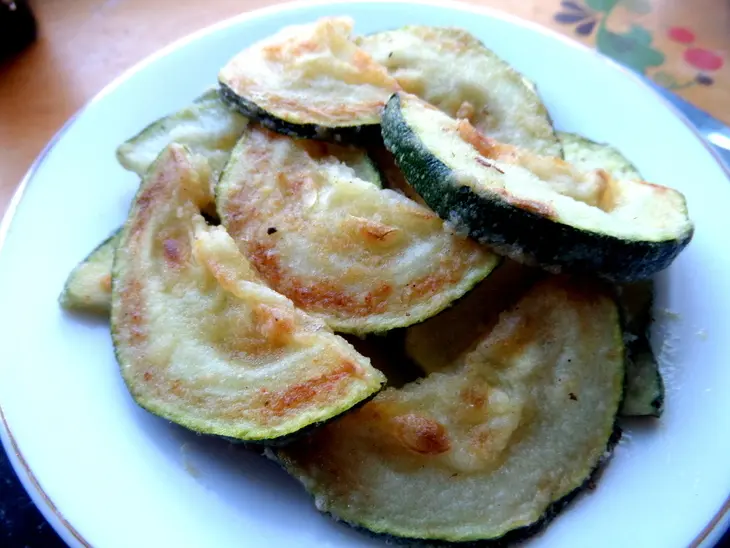 Тёплый салат из кабачков с брынзой: шаг 3