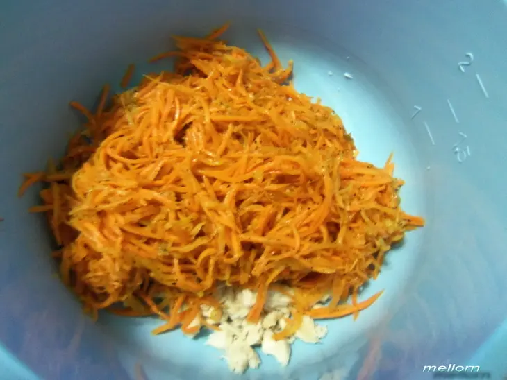 Салат с корейской морковью и маринованными опятами: шаг 2