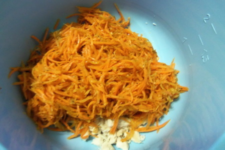 Салат с корейской морковью и маринованными опятами: шаг 2