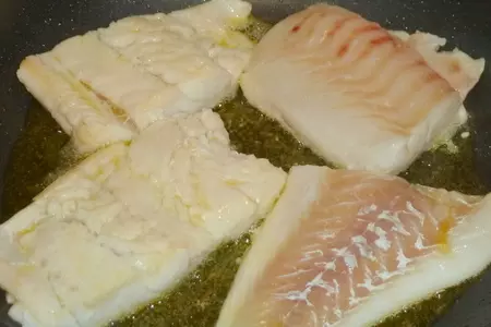 Филе трески, запеченное с моцареллой, оливками и помидорами: шаг 2