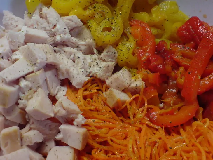 Салат из запечённого перца,"корейской"  моркови и копчёной индейки.: шаг 4