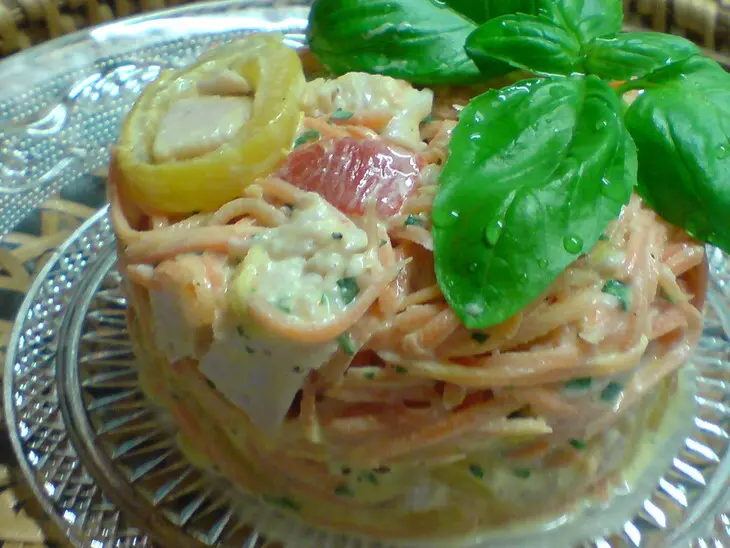 Салат из запечённого перца,"корейской"  моркови и копчёной индейки.: шаг 7