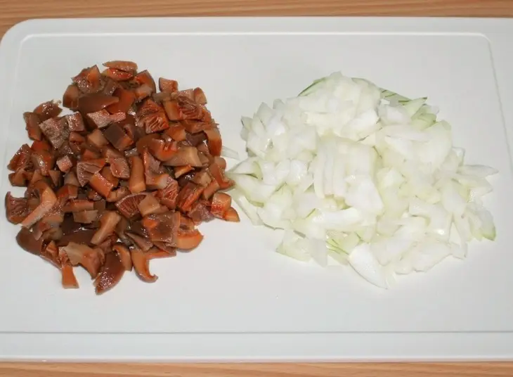 Капустный пирог с мясом и грибами на сковороде: шаг 1
