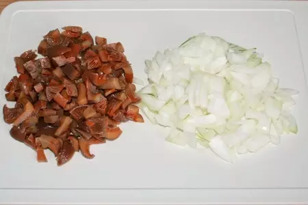 Капустный пирог с мясом и грибами на сковороде: шаг 1