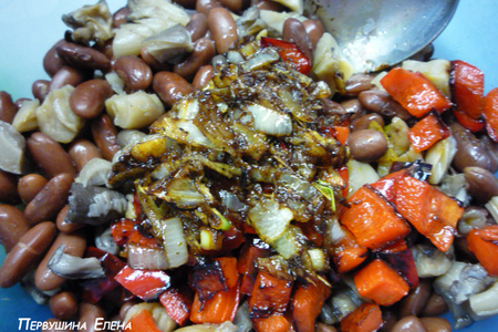 Теплый грибной салат с красной фасолью и острой заправкой: шаг 9