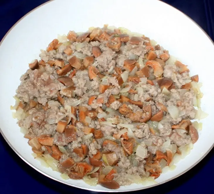 Капустный пирог с мясом и грибами на сковороде: шаг 3
