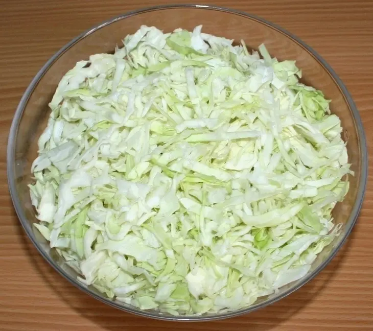 Капустный пирог с мясом и грибами на сковороде: шаг 4