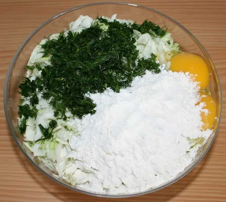 Капустный пирог с мясом и грибами на сковороде: шаг 5