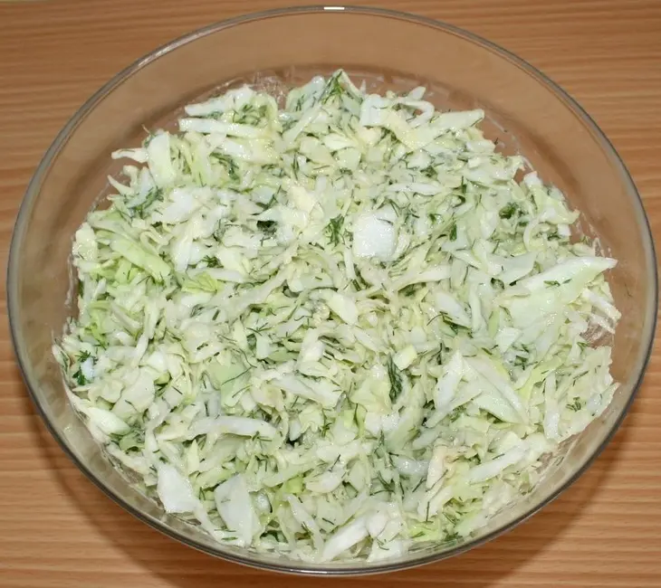 Капустный пирог с мясом и грибами на сковороде: шаг 6