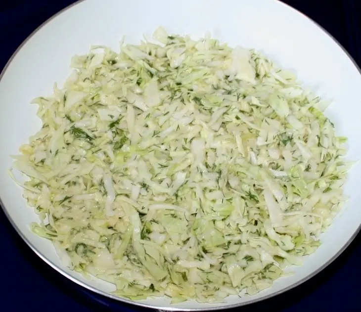 Капустный пирог с мясом и грибами на сковороде: шаг 7