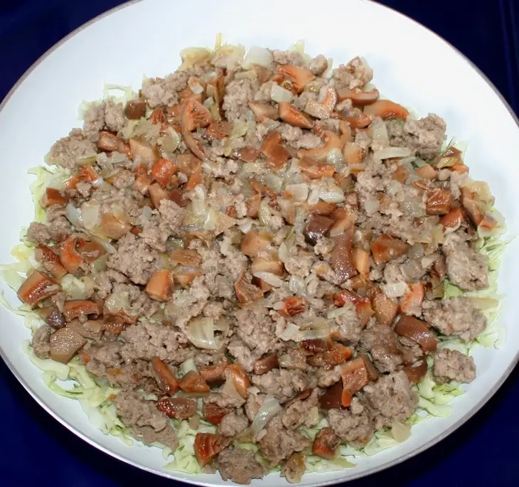 Капустный пирог с мясом и грибами на сковороде: шаг 8