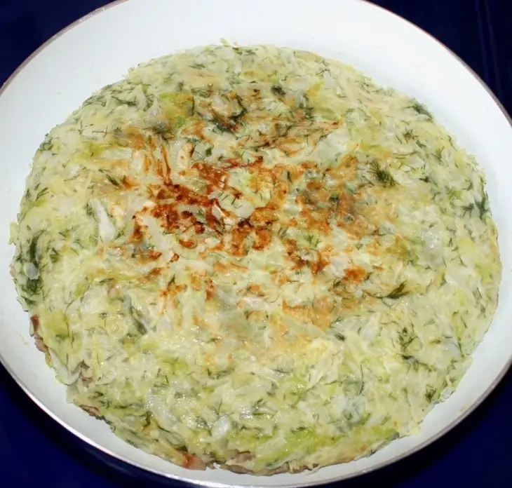 Капустный пирог с мясом и грибами на сковороде: шаг 11