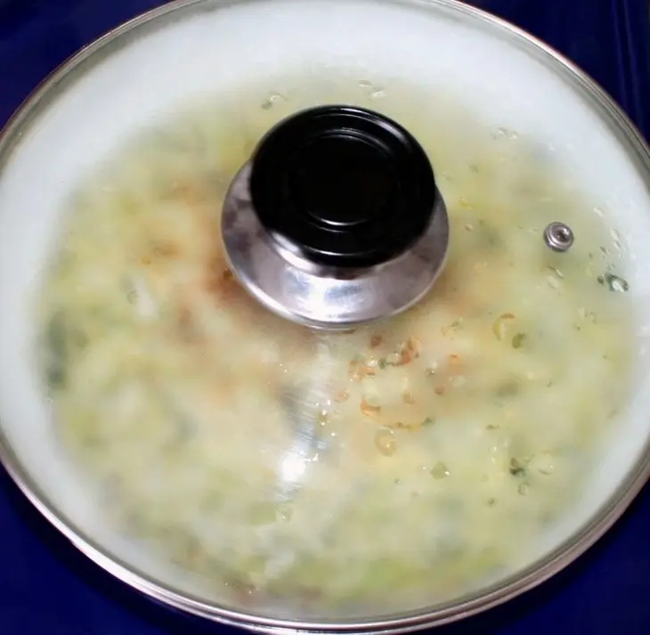 Капустный пирог с мясом и грибами на сковороде: шаг 12