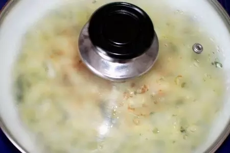 Капустный пирог с мясом и грибами на сковороде: шаг 12