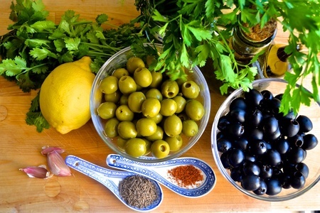 Теплые оливки и маслины с лимоном и зеленью: шаг 1