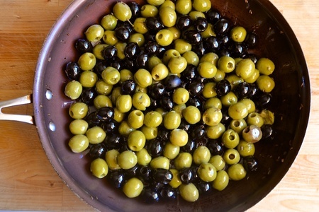 Теплые оливки и маслины с лимоном и зеленью: шаг 7