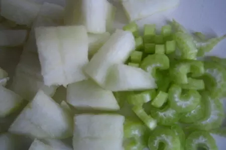 Салат с грушей,сыром,сельдереем и изюмом: шаг 2
