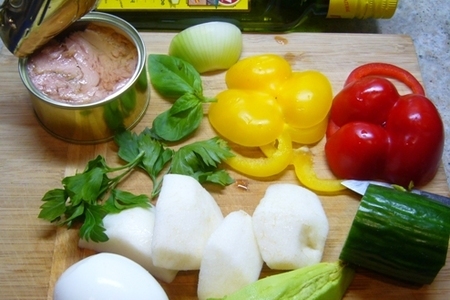 Салат с тунцом, авокадо и яйцом: шаг 1