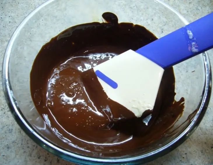 Миндальный торт с шоколадным муссом, безе и карамелью: шаг 4