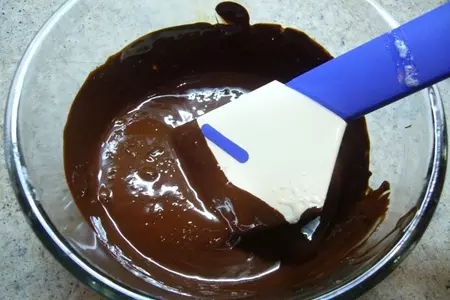 Миндальный торт с шоколадным муссом, безе и карамелью: шаг 4