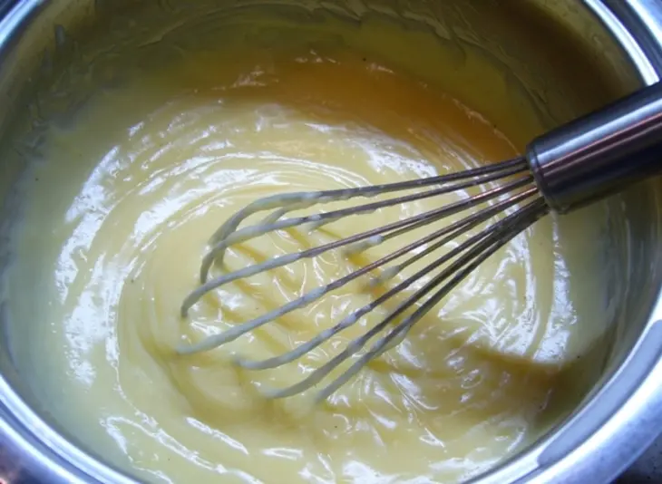 Миндальный торт с шоколадным муссом, безе и карамелью: шаг 5