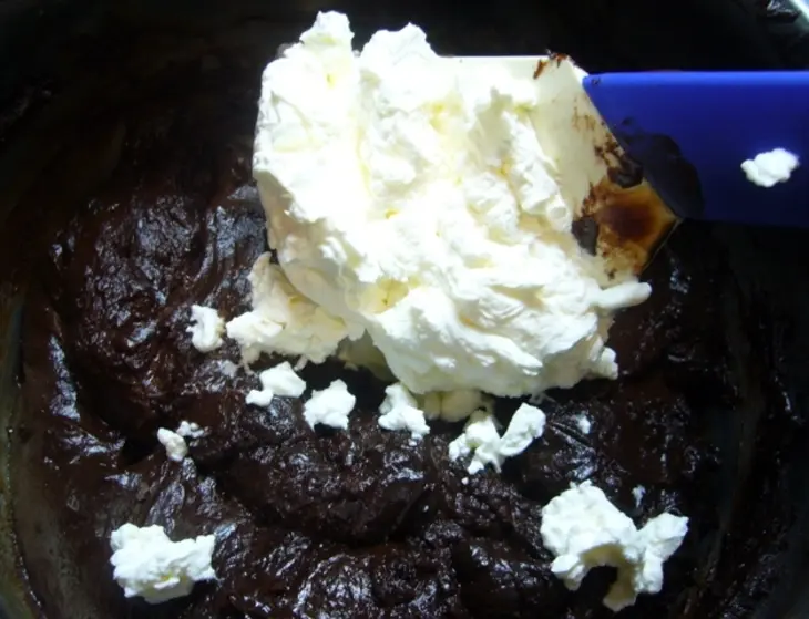 Миндальный торт с шоколадным муссом, безе и карамелью: шаг 6