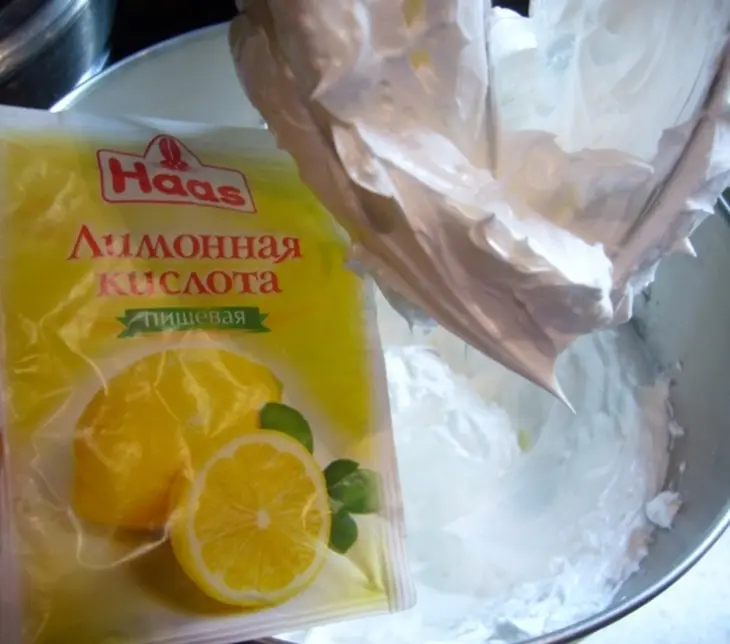Миндальный торт с шоколадным муссом, безе и карамелью: шаг 7