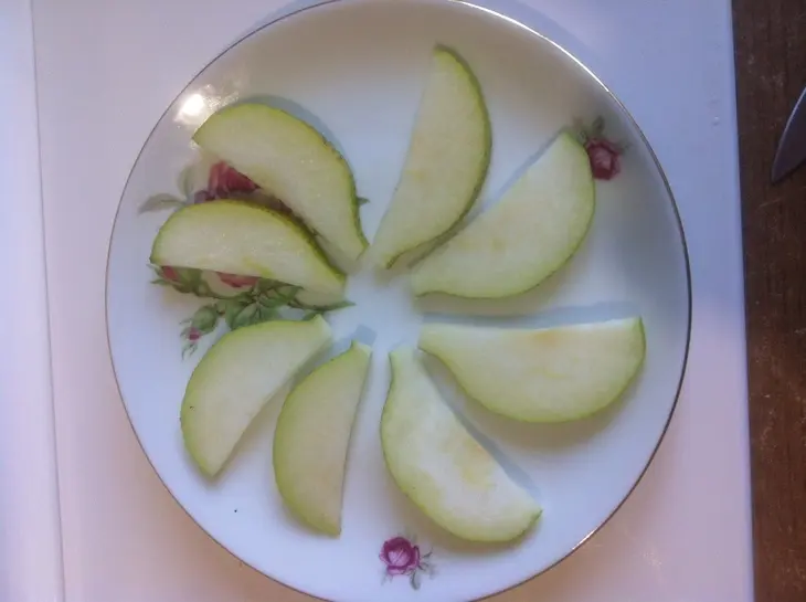 Салат с грушей, авокадо, пармезаном и орехами: шаг 1