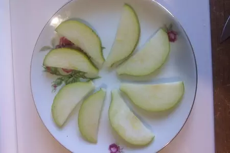 Салат с грушей, авокадо, пармезаном и орехами: шаг 1