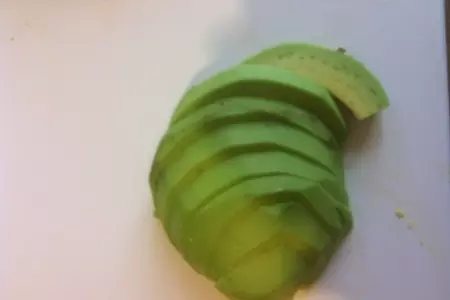 Салат с грушей, авокадо, пармезаном и орехами: шаг 2